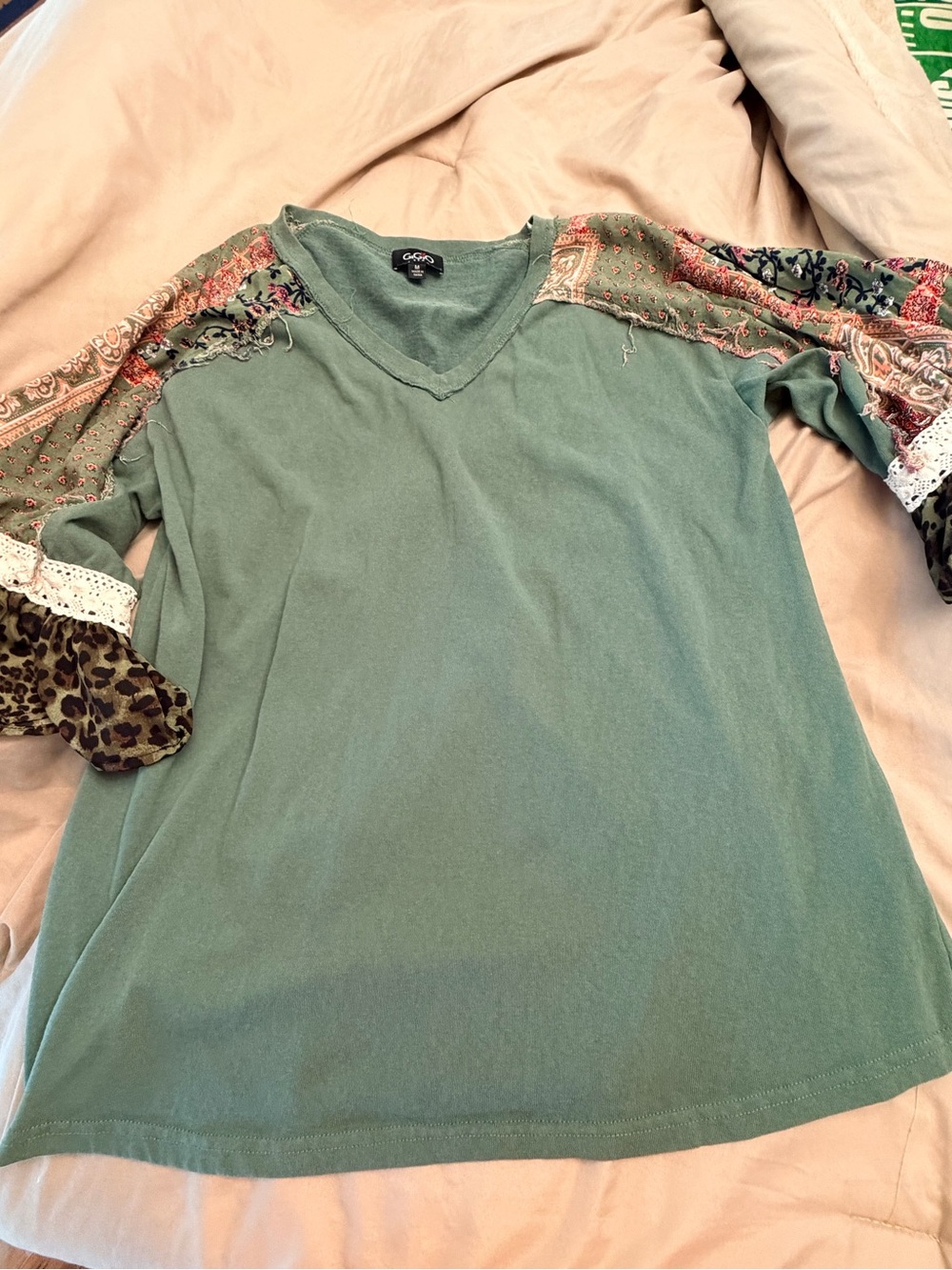 GiGiO Boho Mixed Media Paisley Leopard Lace Bell Sleeve Top Blouse Sage Green M - Picture 3 of 8